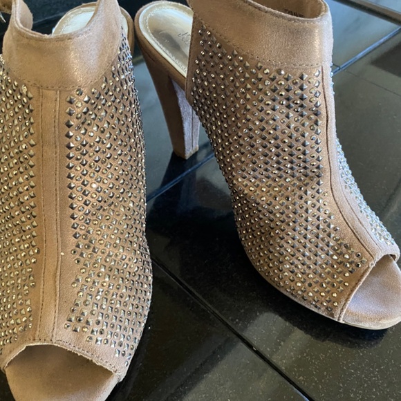 Jennifer Lopez Sasha Blush Heels with studs - Picture 7 of 15